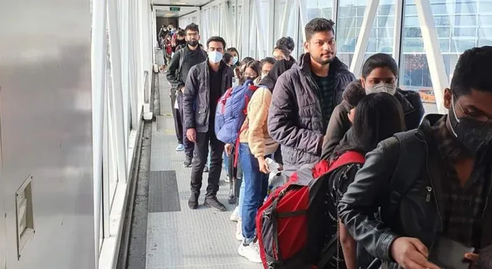 خروج از کشور دانشجویان